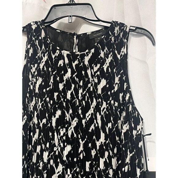 Halogen(R) Sleeveless Pleated Georgette Top in Black- Ivory Brushstrokes , XS - Picture 9 of 15